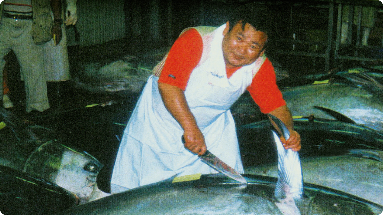 Alkuperäinen kuva tonnikalamiehestä leikkamassa tonnikalaa Okinawassa -95